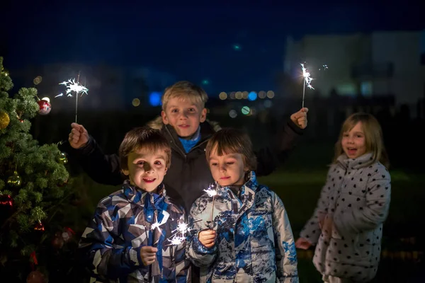 Los Niños Edad Preescolar Celebración Chispa Celebración Año Nuevo Aire —  Fotos de Stock