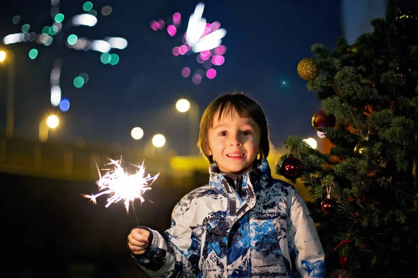 Barnehager Som Holder Gnister Feirer Nye Ute Ser Fyrverkeri – stockfoto