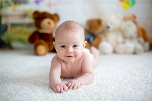 Liten Pojke Leker Hemma Med Mjuk Nallebjörn Leksaker Liggande — Stockfoto