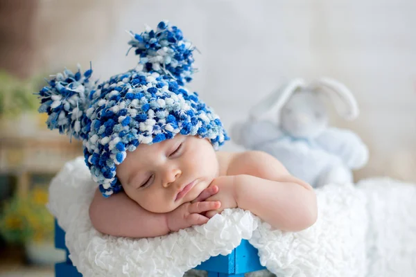 Liten Pojke Med Stickad Mössa Sover Med Söt Nalle Leksak — Stockfoto