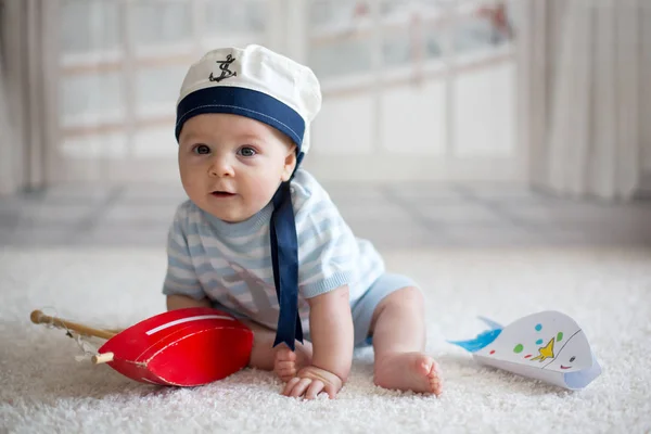 Baby Jongetje Spelen Met Bootje Visje Thuis Met Zeeman Hoed — Stockfoto