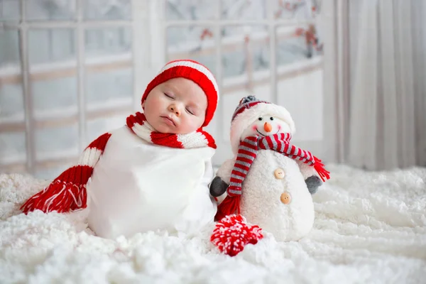 Weihnachtsporträt Des Süßen Kleinen Neugeborenen Jungen Mit Weihnachtsmütze Und Kleinem — Stockfoto