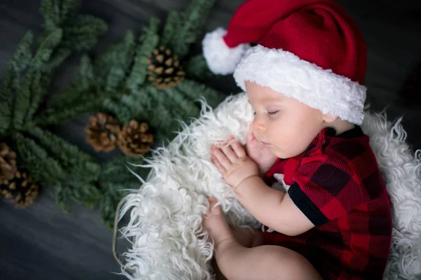 Baby Jongetje Met Kerst Kleding Slapen Mand Met Kerstdecoratie Hem — Stockfoto