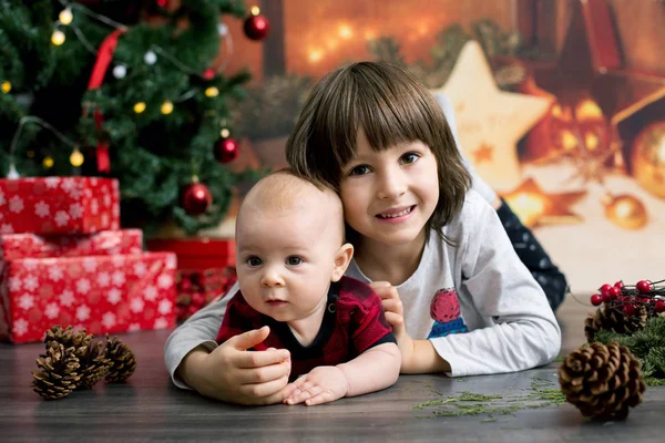 Malý Chlapeček Vánoční Oblečení Ležící Podlaze Vánoční Výzdobou Kolem Něj — Stock fotografie