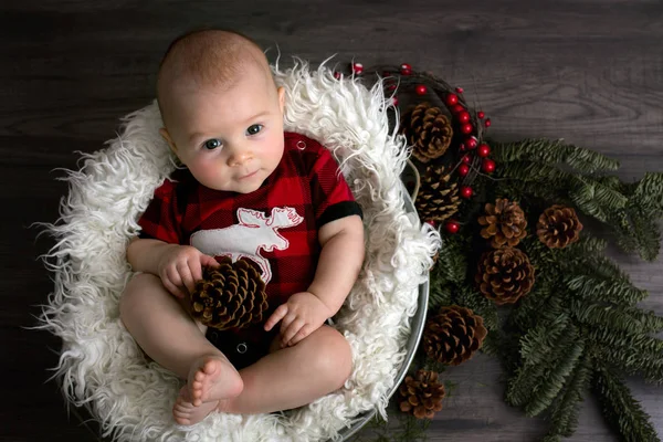 Pequeño Niño Con Ropa Navidad Cesta Mirando Curiosamente Cámara Decoración —  Fotos de Stock