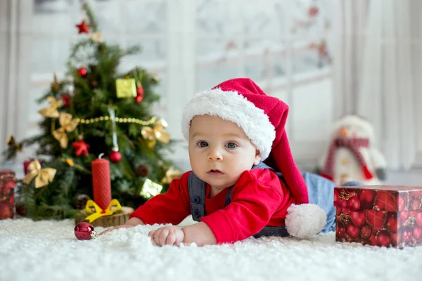 Portrét Novorozeně Santa Oblečení Vánoční Čepice Ležící Zemi Zimní Sníh — Stock fotografie