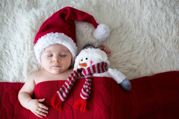 Menino Recém Nascido Adormecido Vestindo Chapéu Papai Noel Segurando Brinquedo — Fotografia de Stock
