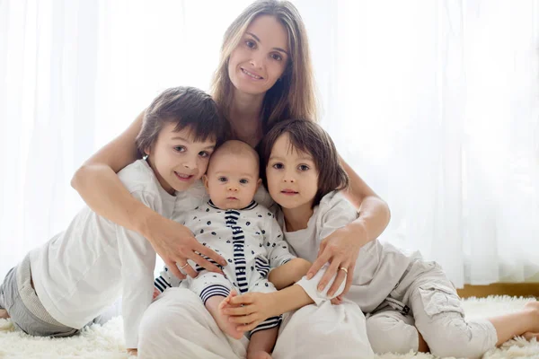 Retrato Familiar Madre Sus Tres Hijos Aislados Blanco Luz Fondo — Foto de Stock