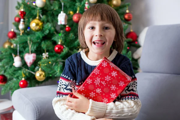 かわいい幼児男の子 クリスマス プレゼントを持って 喜びと今後の休日から幸せ — ストック写真