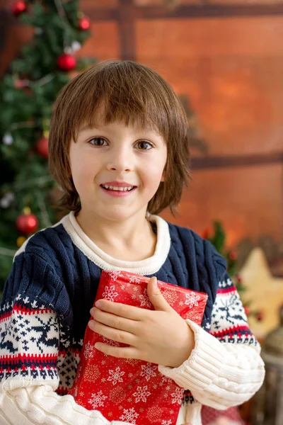 Söt Förskola Pojke Hålla Julklapp Glädje Och Lycka Från Den — Stockfoto