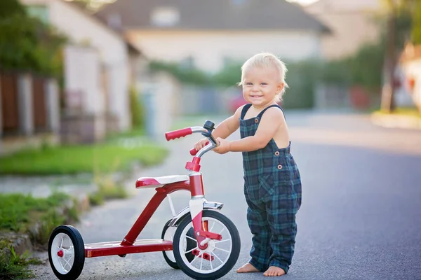 Criança Bonito Menino Brincando Com Triciclo Rua Criança Andar Bicicleta — Fotografia de Stock