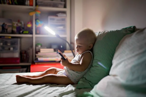 Junge Spielt Nachts Bett Schummriges Licht — Stockfoto