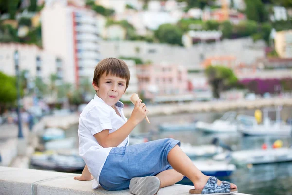 Dolce Bambino Ragazzo Mangiare Gelato Mentre Godendo Vista Del Porto — Foto Stock