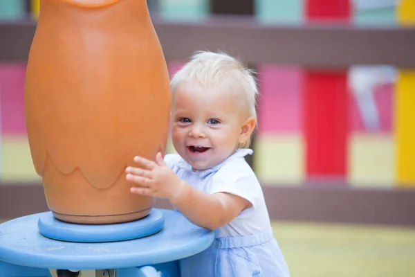 Förtjusande Baby Pojke Leka Med Olika Rider Playgdorund Sommaren — Stockfoto