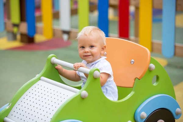 Förtjusande Baby Pojke Leka Med Olika Rider Playgdorund Sommaren — Stockfoto