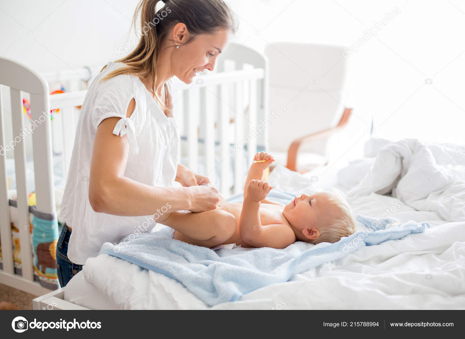 Nuori Äiti Vauvan Vaipan Vaihtaminen Kylvyn Jälkeen Aurinkoisessa  Makuuhuoneessa — valokuva © t.tomsickova #215788994