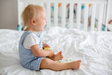 Pac için mutsuz ağlıyor kukla ile oynarken toddler bebek çocuk,