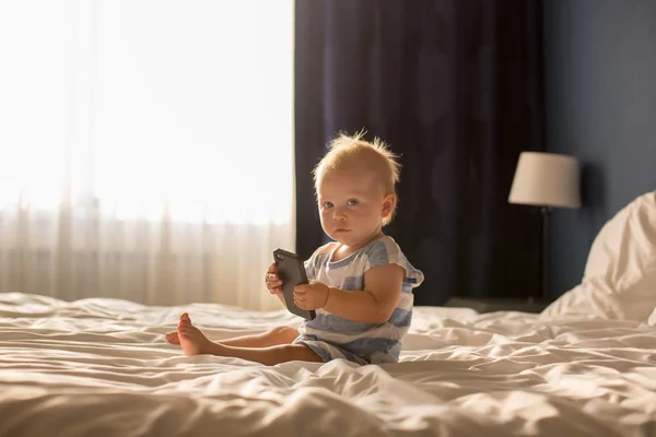 Szép Baby Boy Édes Gyermek Ágyban Fekve Fürdő Után Ágyban — Stock Fotó