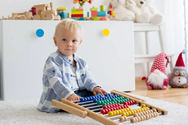 Χαριτωμένο Αγοράκι Παίζει Τον Άβακα Στο Σπίτι Ηλιόλουστο Παιδικό Δωμάτιο — Φωτογραφία Αρχείου