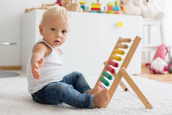 Netter Kleiner Junge Der Hause Mit Abakus Spielt Sonniges Kinderzimmer — Stockfoto
