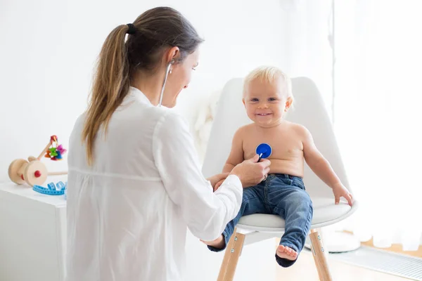 Pédiatre Examinant Petit Garçon Médecin Utilisant Stéthoscope Pour Écouter Enfant — Photo