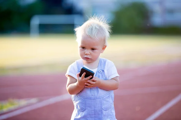 Leuke Baby Jongen Spelen Met Mobiele Telefoon Het Park Digitale — Stockfoto