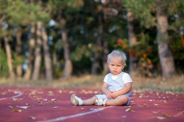Schattig Peuter Babyjongen Een Lopende Pad Een Stadion Spelen — Stockfoto