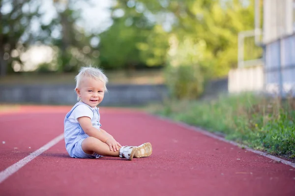 Niedliche Kleinkind Baby Junge Auf Einem Laufweg Auf Einem Stadion — Stockfoto