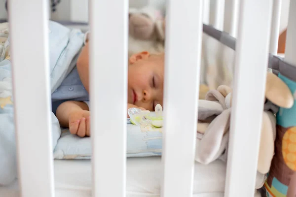 Pequeño Niño Duerme Cama Bebé Con Chupete Cerca — Foto de Stock