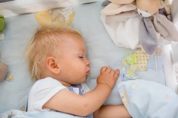 Menino Dorme Cama Bebê Com Chupeta Nas Proximidades — Fotografia de Stock