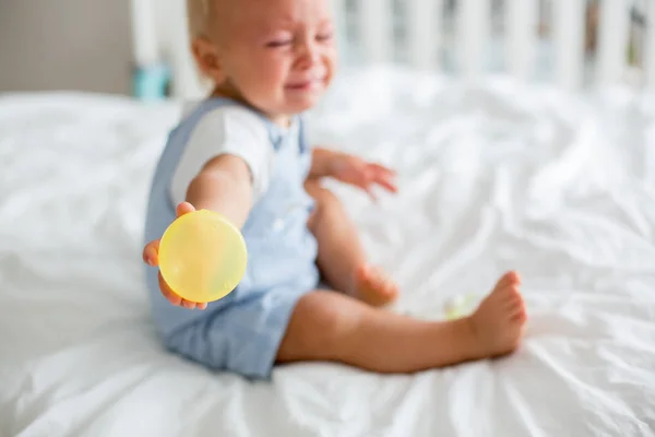 Menino bebê, brincando com boneco, chorando infeliz para o pac — Fotografia de Stock