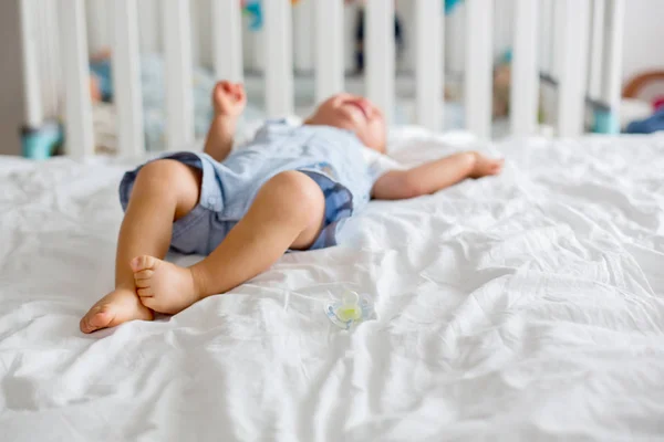 Menino Brincando Com Boneco Chorando Infeliz Pela Chupeta Quarto Das — Fotografia de Stock