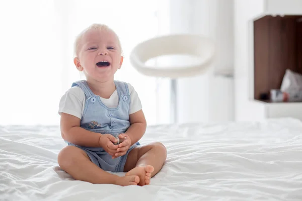 Menino Brincando Com Boneco Chorando Infeliz Pela Chupeta Quarto Das — Fotografia de Stock