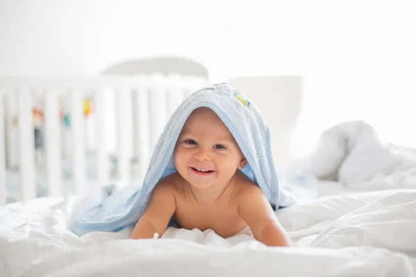 Pequeño Niño Lindo Acostado Cama Con Toalla Después Del Baño —  Fotos de Stock