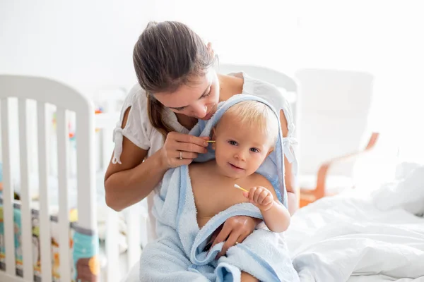 Madre Che Tiene Piccolo Bambino Avvolto Asciugamano Dopo Bagno Pulisce — Foto Stock