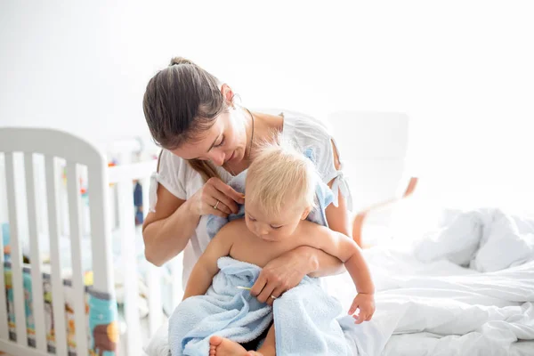 Mãe Segurando Pequeno Bebê Envolto Toalha Após Banho Limpando Ouvidos — Fotografia de Stock