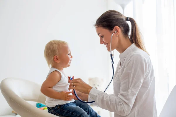 Kinderarzt Untersucht Jungen Arzt Mit Stethoskop Kind Zuzuhören Und Herzschlag — Stockfoto