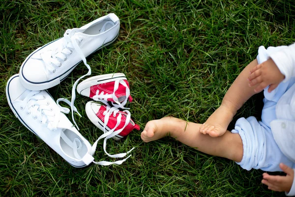 Röda Bebis Småbarn Sneakers Och Vit Kvinna Sneakers Gräset Med — Stockfoto