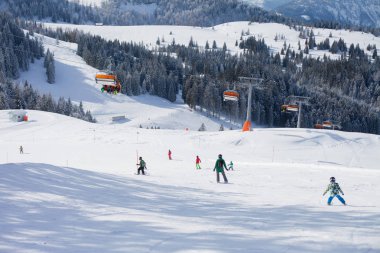Güzel havanın tadını Avusturya Alpleri'nde Kayak, mutlu bir aile