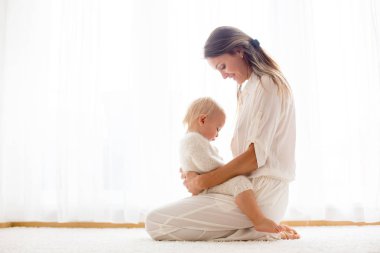 Genç emzirme toddler bebek oğlu evde anne.