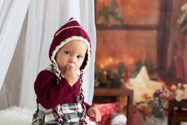 Şık Küçük Yürümeye Başlayan Çocuk Evde Noel Dekorasyonu Oynarken — Stok fotoğraf