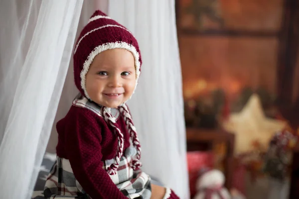 Elegante Bambino Piccolo Ragazzo Giocando Intorno Decorazione Natale Casa — Foto Stock