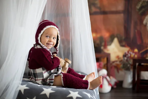 Κομψό Μικρό Αγόρι Toddler Παίζουν Γύρω Από Χριστούγεννα Διακόσμηση Στο — Φωτογραφία Αρχείου