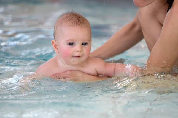 Pequeño Niño Lindo Nadando Felizmente Una Piscina Poco Profunda Salpicando —  Fotos de Stock