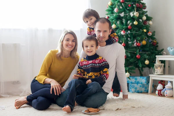 幸せな家族の自宅で 楽しいクリスマス ツリー前でクリスマス家族の肖像画 — ストック写真