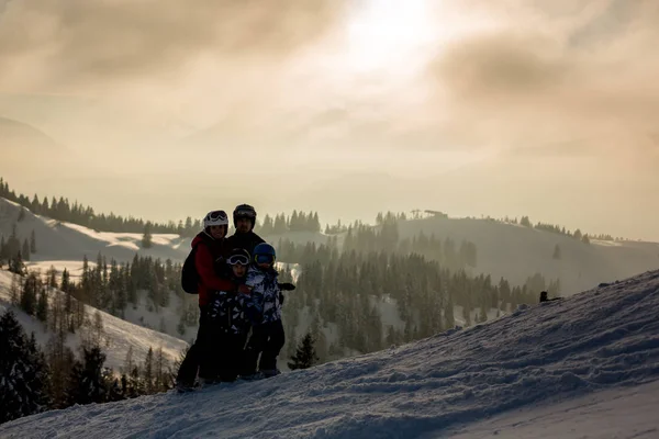 Belle Famille Avec Enfants Ski Dans Une Zone Paysage Dans — Photo