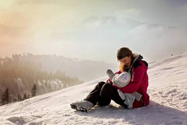 Молодая Мать Кормящая Грудью Своего Малыша Вершине Горы Закате Австрийских — стоковое фото