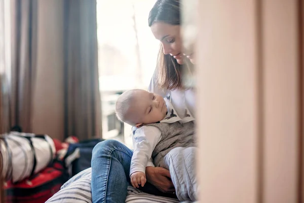 Ung Mamma Hålla Ömt Hennes Sovande Barn Pojke Tar Bild — Stockfoto
