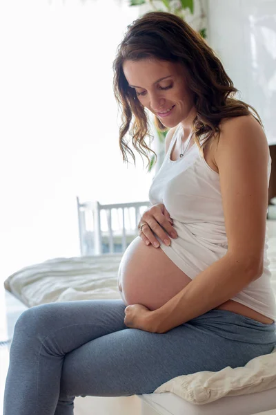 Feliz Joven Hermosa Mujer Embarazada Sentado Cama Dormitorio Prepraring Para — Foto de Stock