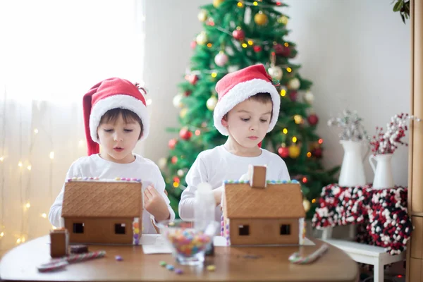 Zwei Süße Jungen Brüder Lebkuchenhaus Backen Hause Vor Dem Weihnachtsbaum — Stockfoto